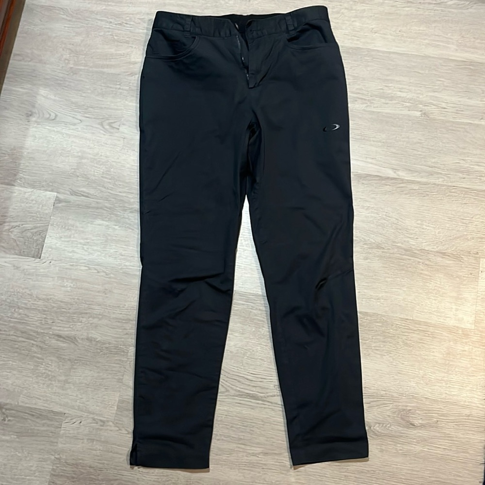 Oakley men’s 32 regular fit black jogger golf casual pants, slit narrow cuff.